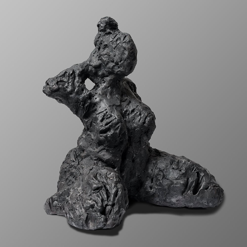 Sitzende weibliche Skulptur. Unikat aus Metall. Schweizer Künstler Lewi.