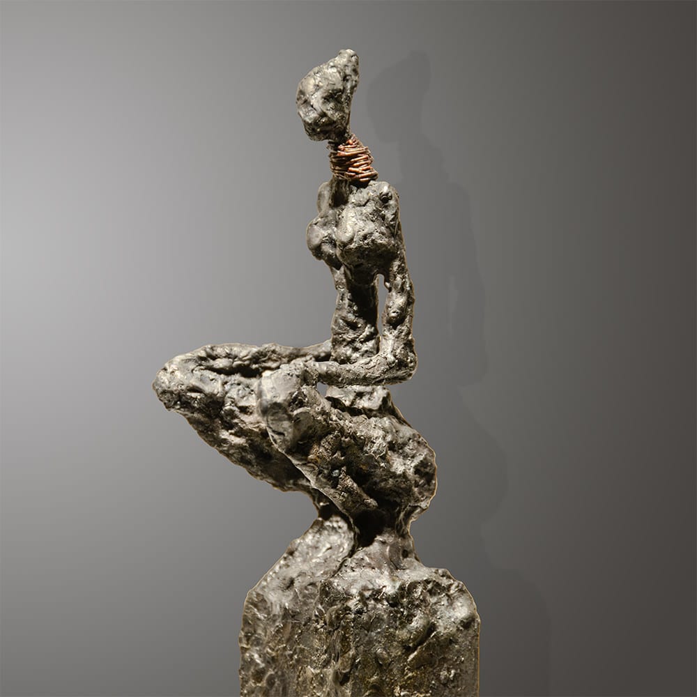 Sitzende weibliche Skulptur. Unikat aus Metall. Schweizer Künstler Lewi.